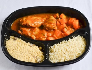 Filé de Coxa ao Sugo com Cenoura, Arroz e Farofa