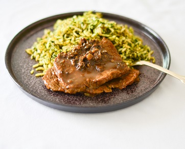 Bife ao Molho de Funghi Secchi e Arroz de Espinafre