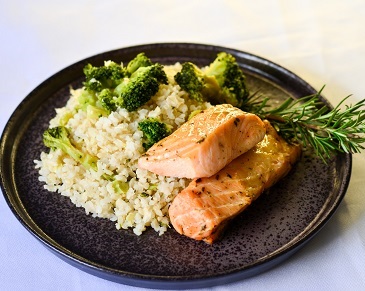 Salmão Grelhado com Ervas Finas, Arroz Integral e Brócolis