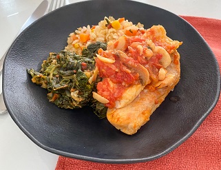 Fígado de frango frito ou assado com cebola e molho folhas de salsa verde  num prato prato de carne enriquecido com ferro